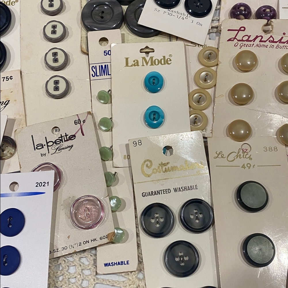 Vintage Buttons on Cards Lot of 50 - Picture 5 of 8